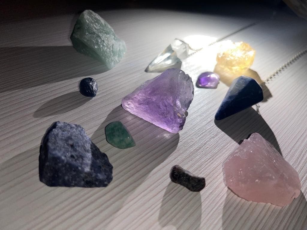 Cristale iluminate cald în timpul purificării