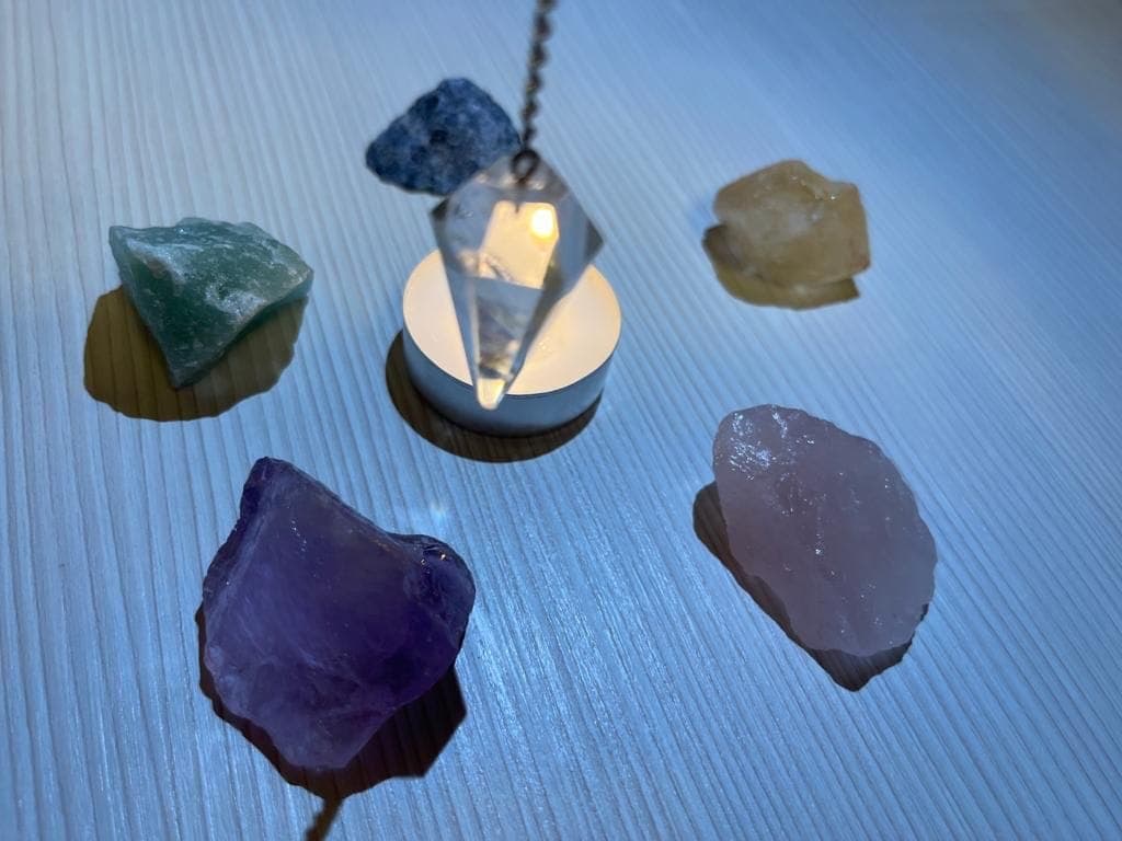 Cristale și lumânare pentru purificare energetică