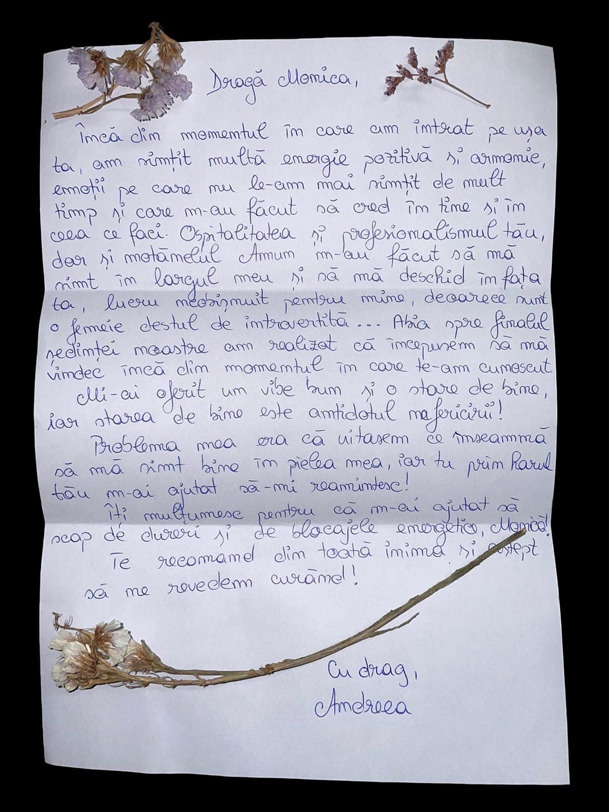 Scrisoare de mulțumire scrisă de mână de către o pacientă, decorată cu flori de lavandă uscate